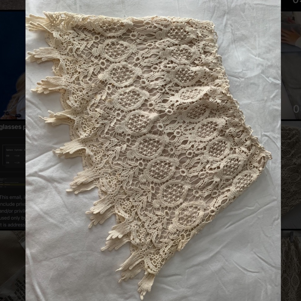 Off white lace mini skirt w/ elastic waist. - Picture 3 of 6